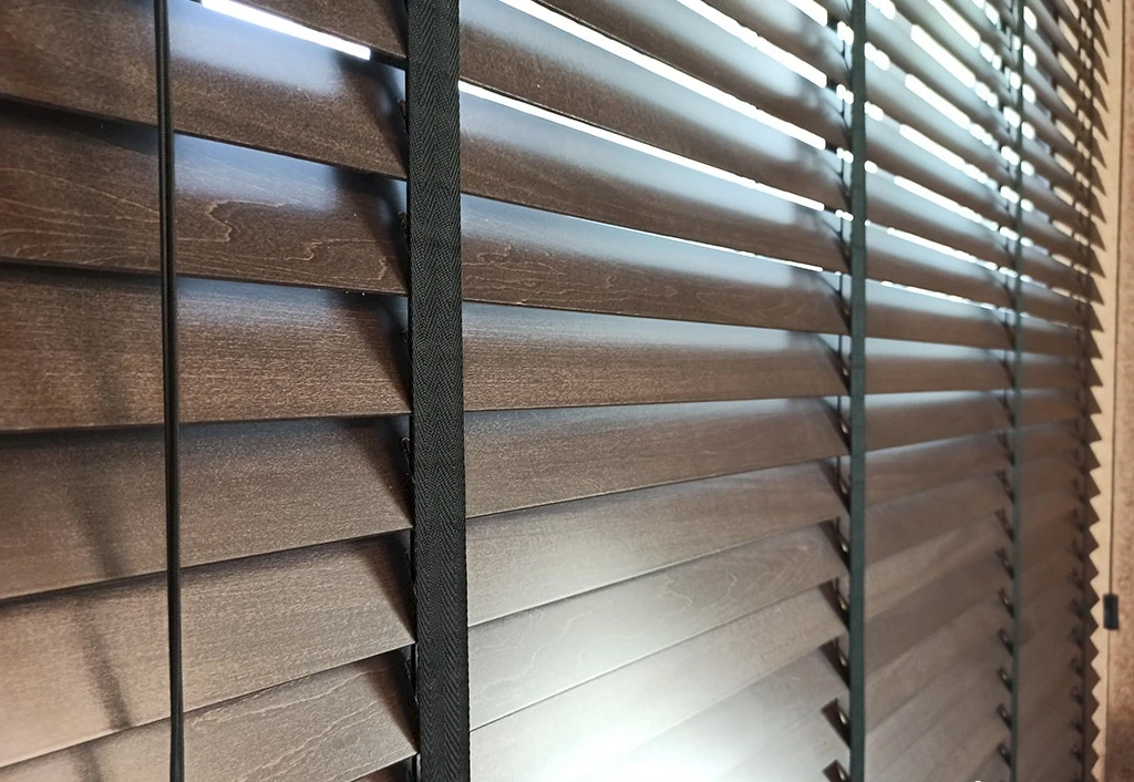 Горизонтальные деревянные жалюзи 50 мм